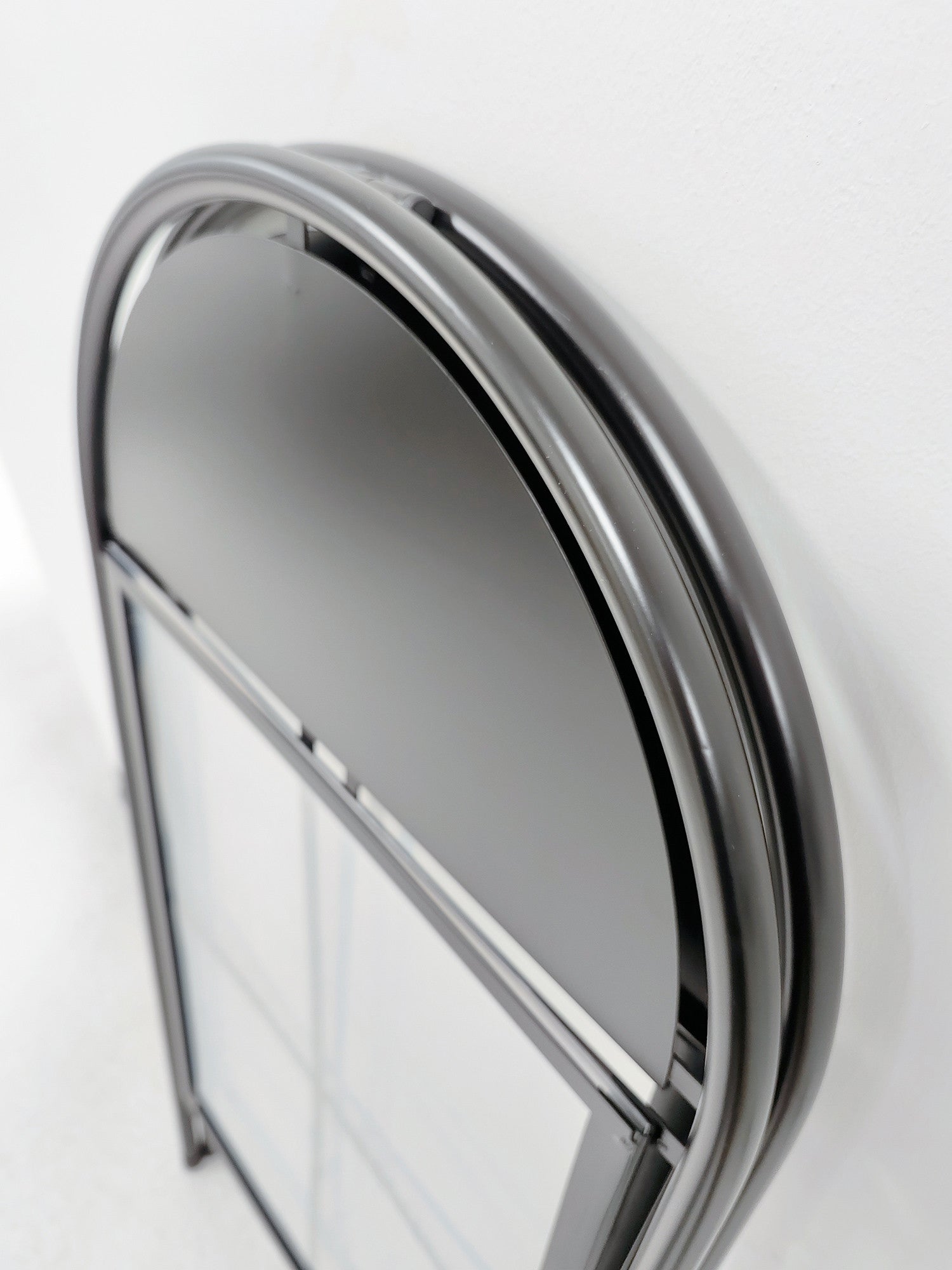 A-teline standi Kaari Musta B2